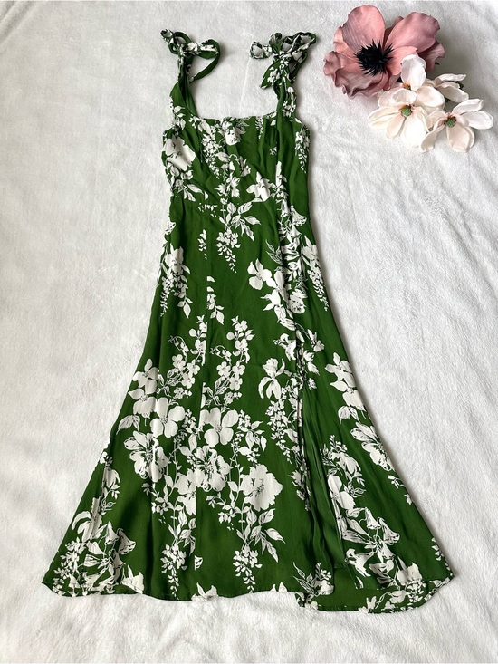 Reformation Dresses & Skirts - REFORMATION TWILIGHT DRESS GREEN size 2